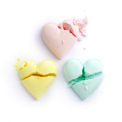 I Heart Revolution Heart Pastel Bath Fizzer Kit Dárková kazeta koupelová bomba ve tvaru srdce 40 g + koupelová bomba ve tvaru srdce 40 g Passion Fruit + koupelová bomba ve tvaru srdce 40 g Lemon