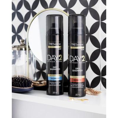 TRESemmé Day 2 Volumising Dry Shampoo Suchý šampon 250 ml